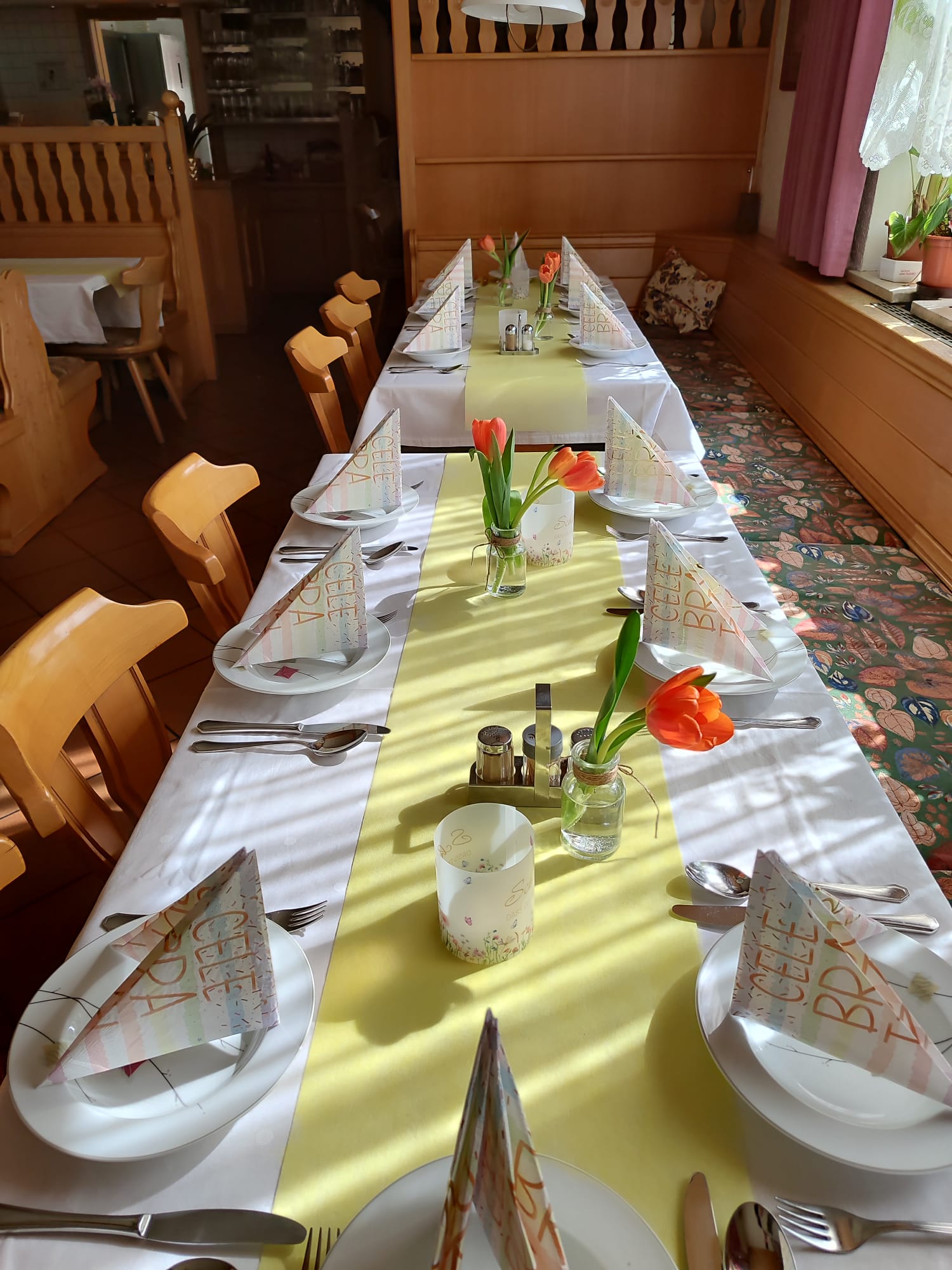 Gastzimmer feierlich gedeckt 2