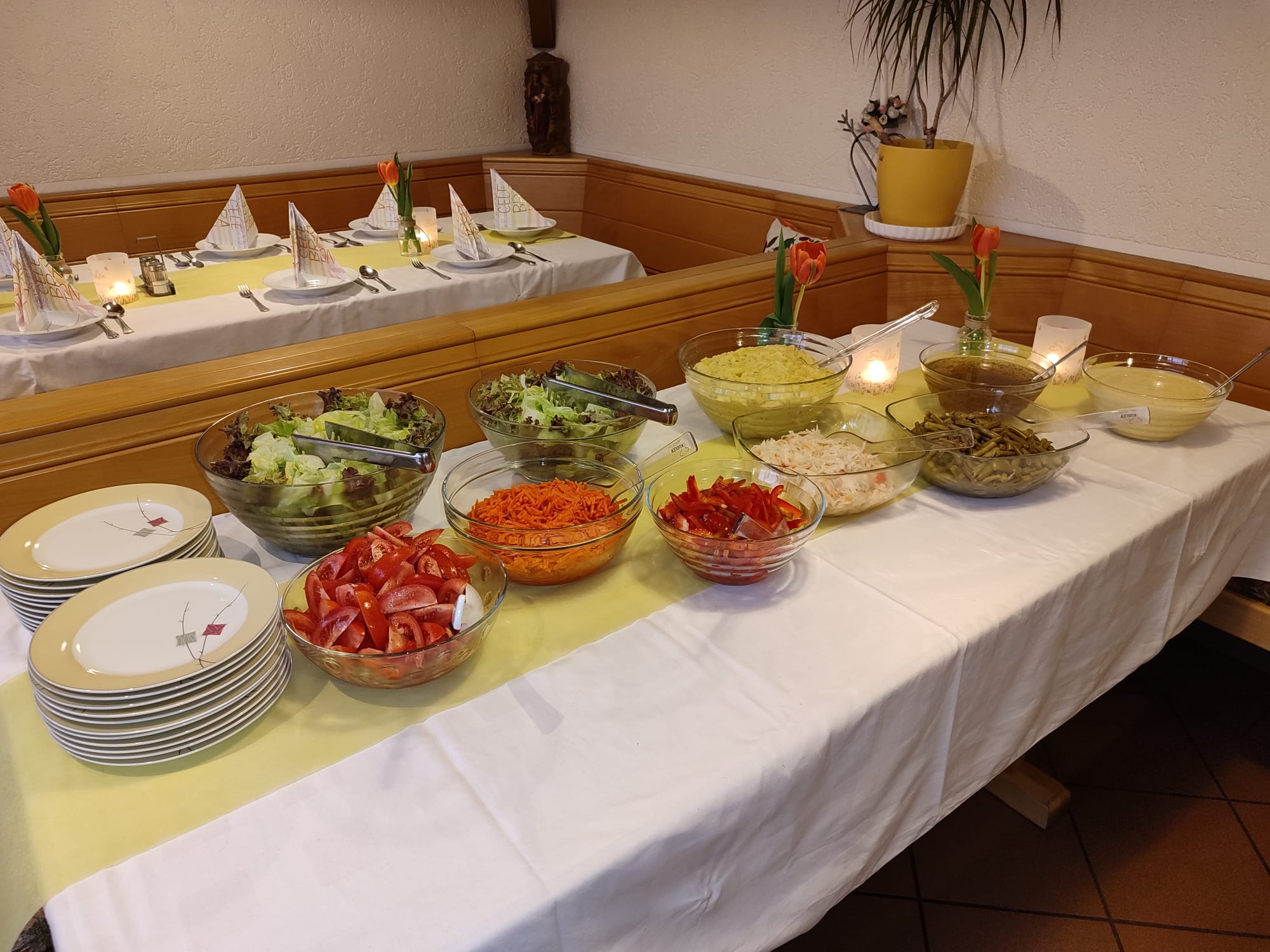 Gastzimmer feierlich gedeckt salatbuffet