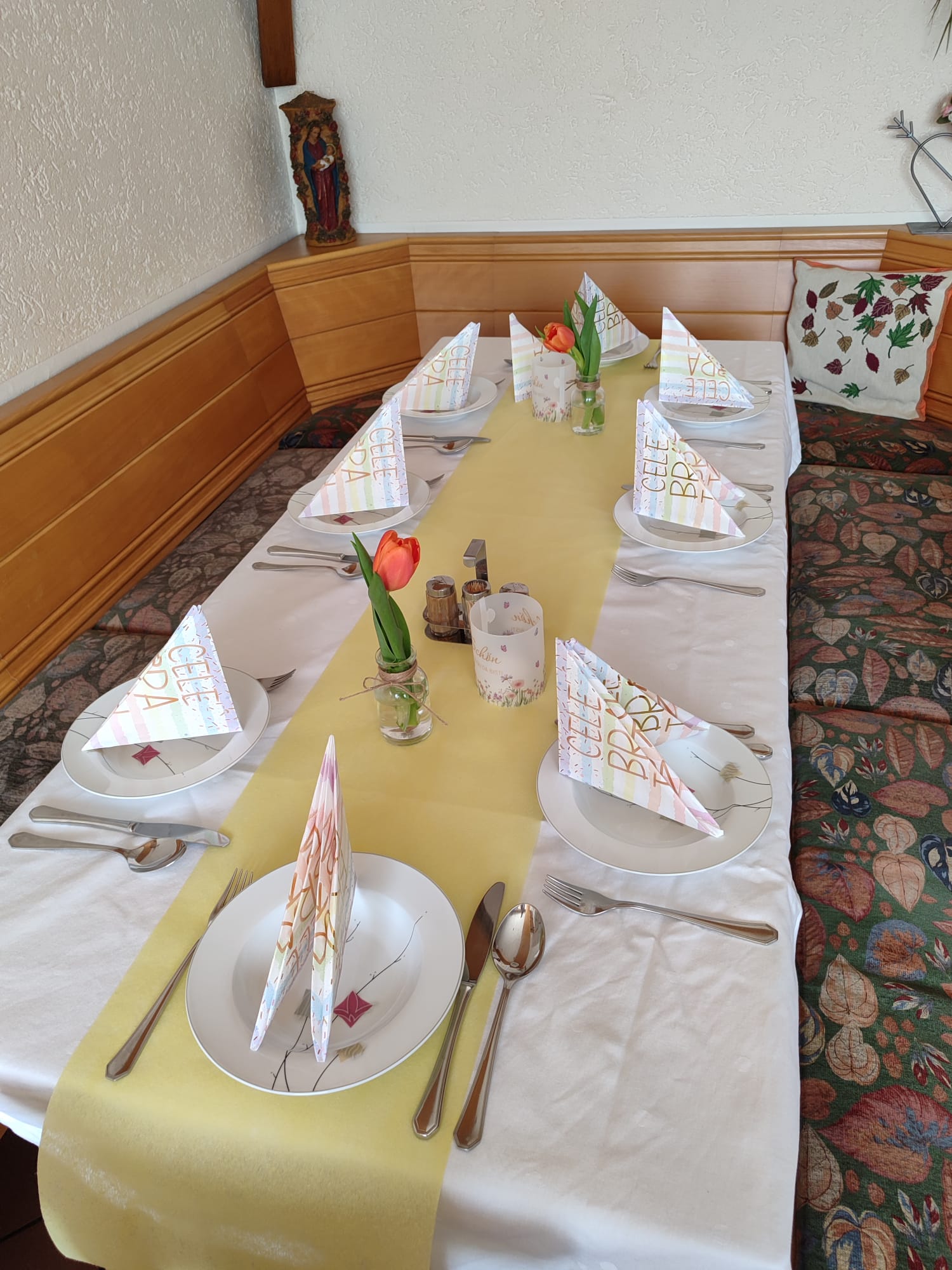 Gastzimmer feierlich gedeckt tisch
